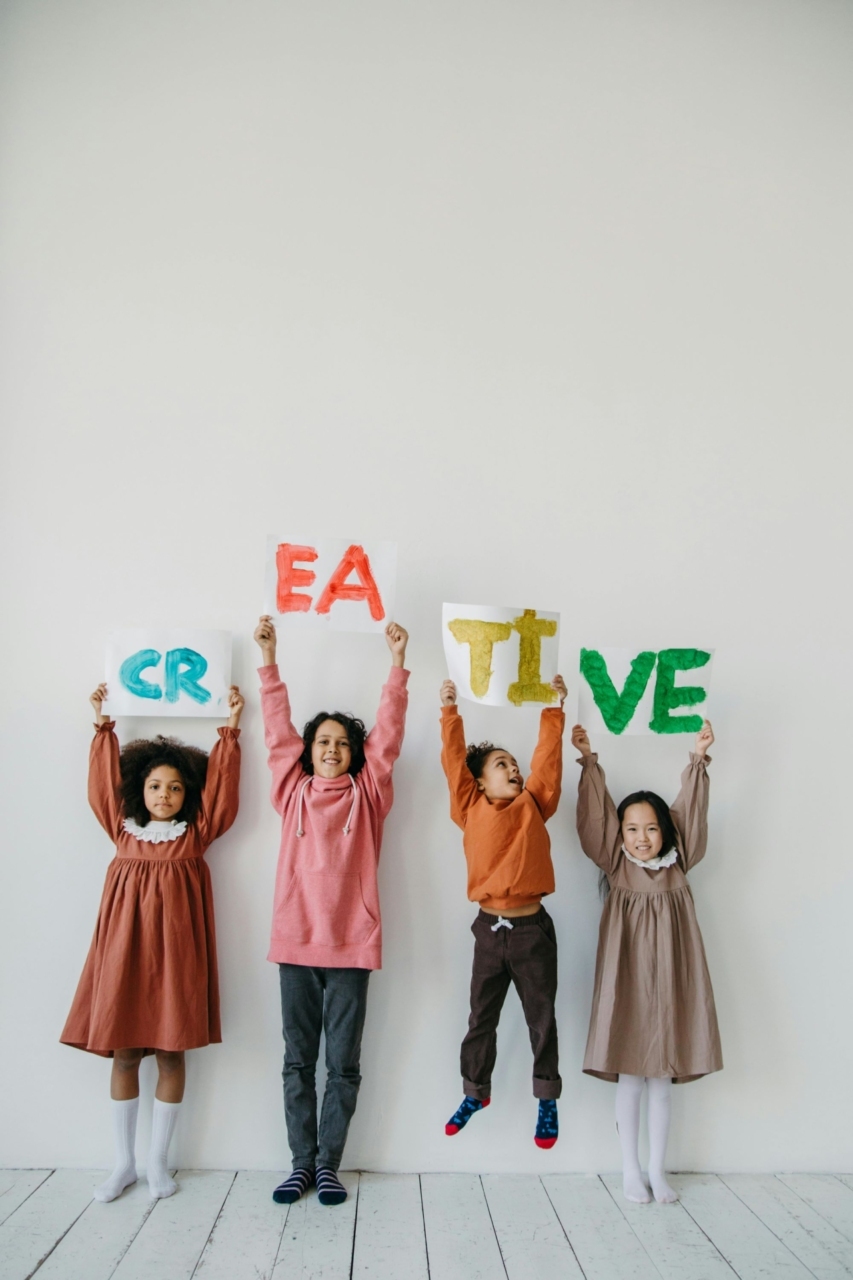 Ćwiczenia ruchowe dla dzieci podczas nauki języka angielskiego pobudzają kreatywność